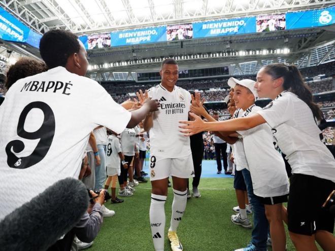 Francês foi recebido por 80 mil pessoas no Santiago Bernabéu 