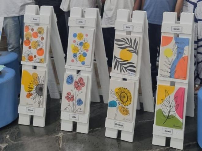 Jovens pintaram as telas, produziram os cavaletes de madeira usados na exposição e participaram de oficinas de produção de textos para descrição dos trabalhos