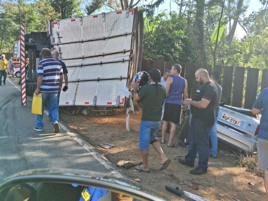 Sem controle, caminhão saiu arrastando carros estacionados à margem da pista da avenida Engenheiro Kiyoshi Tsunawaki