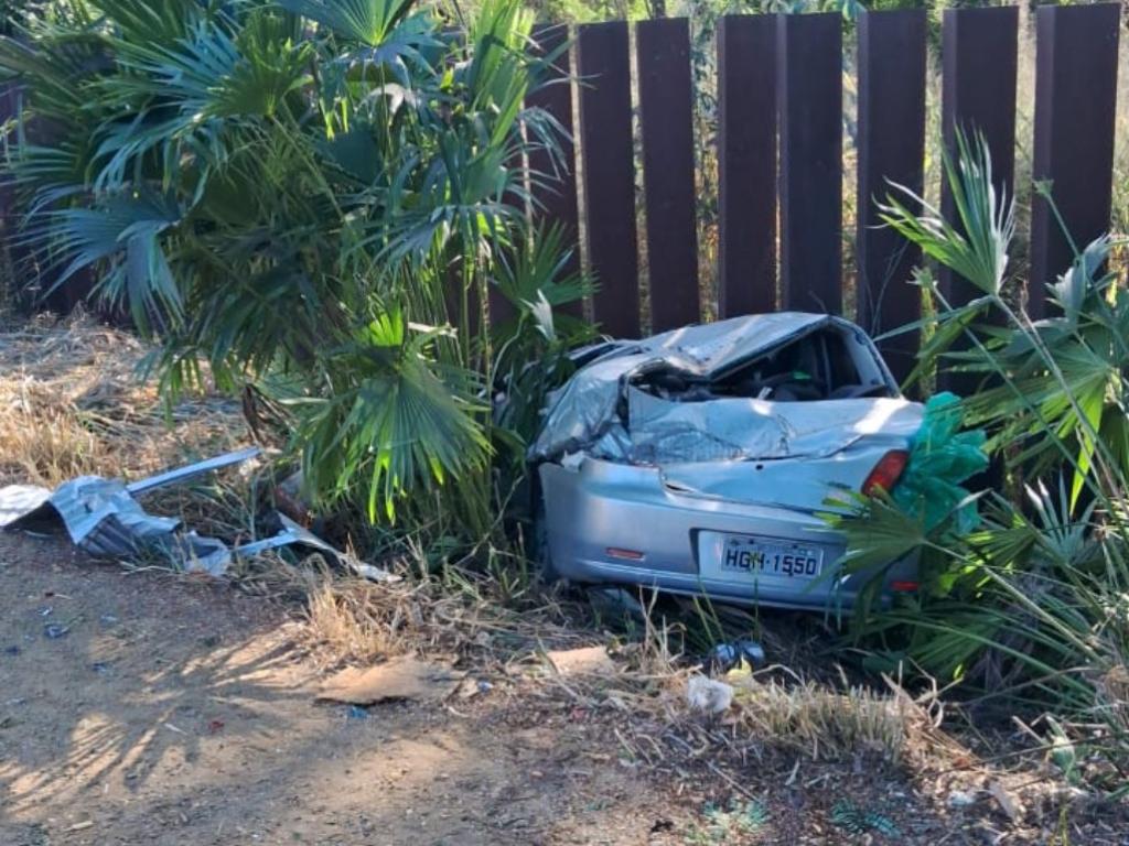 Entre os carros atingidos estão, um Chevrolet Celta e um Fiat Siena ano 2005 prata, com placas de Ipatinga, que ficou completamente destruido 