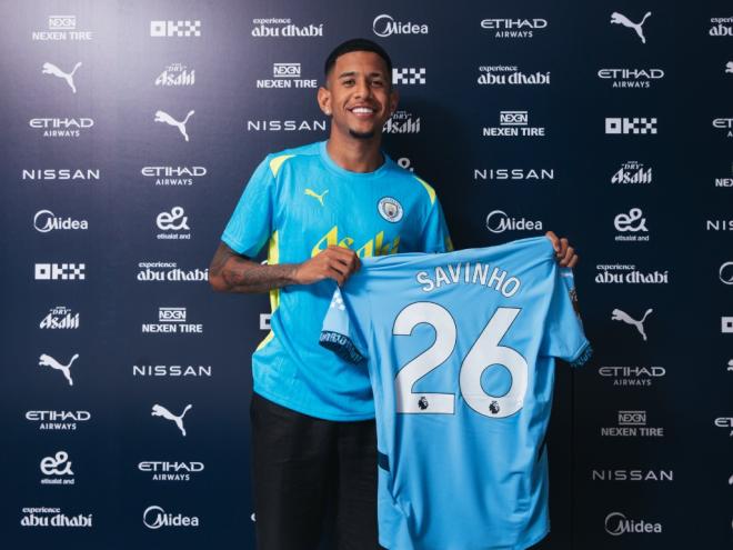 Jovem de 20 anos escolheu a camisa 26 do time inglês