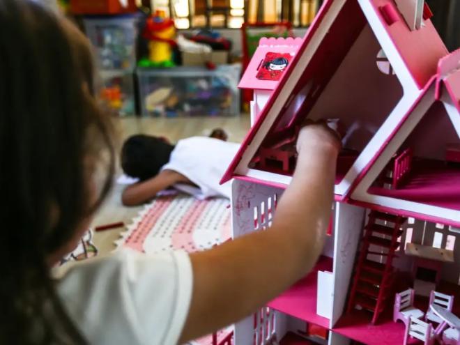 Mães se sentem divididas entre as atividades com as crianças e o trabalho home office