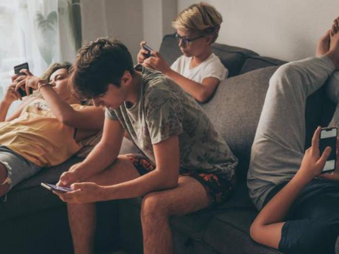Pais devem adotar medidas para liminar o uso de telas no tempo de ociosidade das crianças e adolescentes 