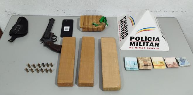 Mulher tentou negar envolvimento com o tráfico de drogas, apesar das evidências em sua residência 