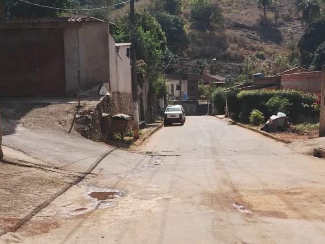 Problema atinge várias casas da rua desde o mês de janeiro