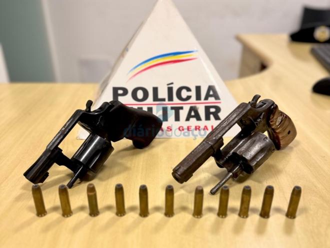 Os dois revólveres, ambos de calibre 38, estavam no interior do carro da dupla abordada