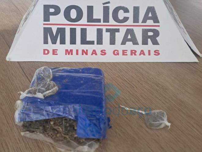 Os PMs encontraram porções de maconha enterradas no Morro do Cemitério após a abordagem ao suspeito