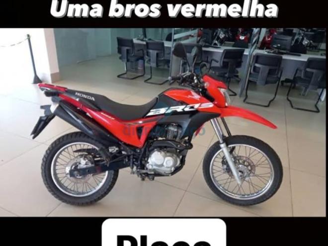 A motocicleta que foi roubada na zona rural de Iapu na tarde de terça-feira