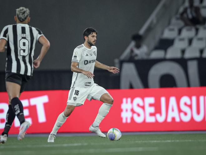 Zagueiro perdeu muito espaço no time com Gabriel Milito