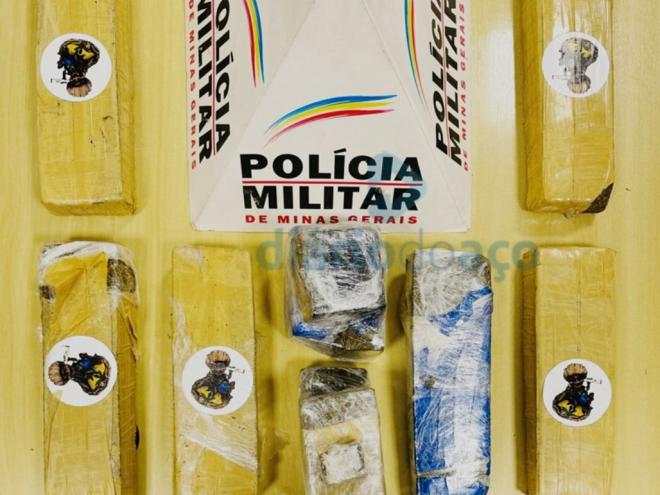 As barras e tabletes de maconha estavam em uma mochila transportada pelo jovem preso em flagrante
