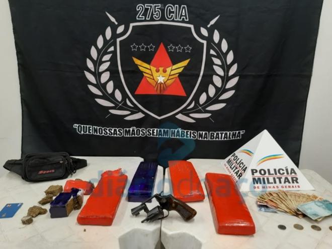 As barras de maconha e um revólver calibre 38 que foram apreendidos durante a abordagem a dois suspeitos