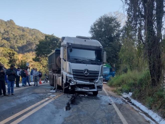 Ford Ka atingiu a frente deste caminhão trator, que puxava uma carreta basculante 