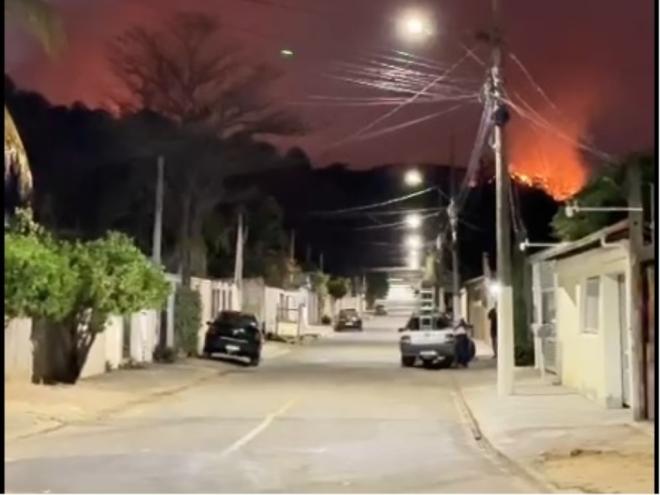 Incêndio criminoso atinge vegetação entre os bairros Macuco e Alphaville em Timóteo, de novo