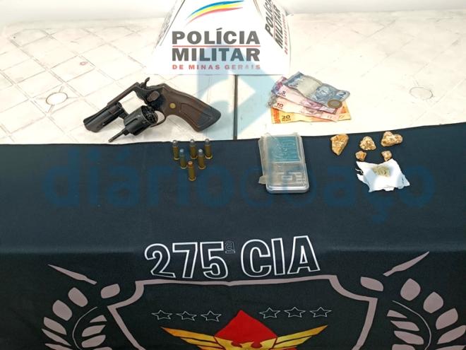 A arma de fogo, porções de crack e balança apreendidas pelos policiais durante a abordagem aos menores infratores