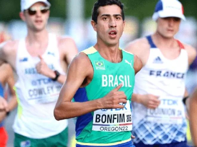 Caio Bonfim é um dos destaques da delegação brasileira, que levou 42 atletas a Paris