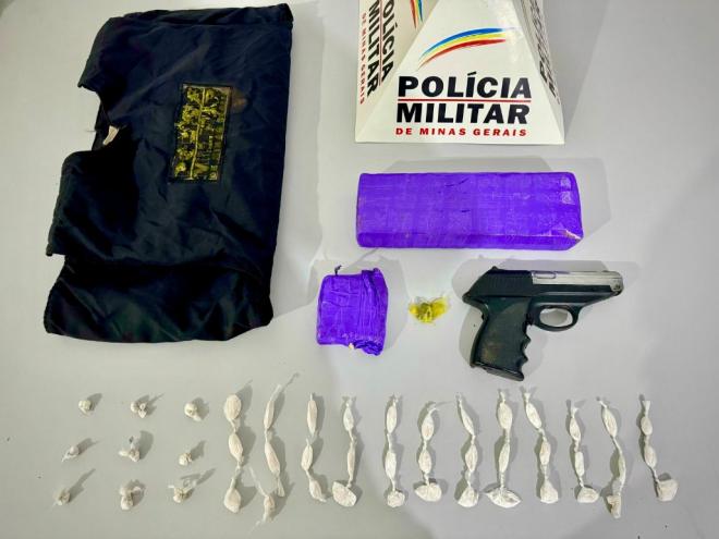 Os objetos recolhidos durante o cerco da Polícia Militar no baile realizado no Limoeiro, em Ipatinga