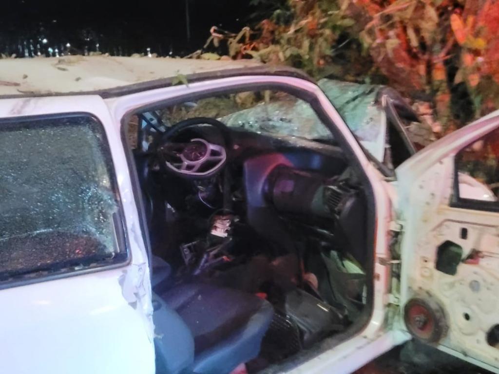No carro estavam o motorista de 32 anos, a namorada dele, de 35, e três filhos da mulher