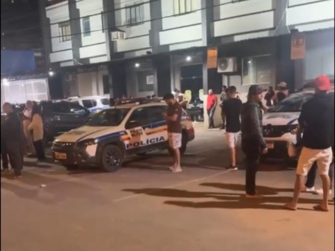 Dezenas de pessoas foram para a frente da Delegacia de Polícia em Caratinga, pedir Justiça