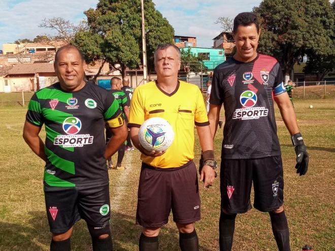 O árbitro Ângelo Reynaldo com os capitães de Veneziano e Beira Rio, no Ipatinguense super máster