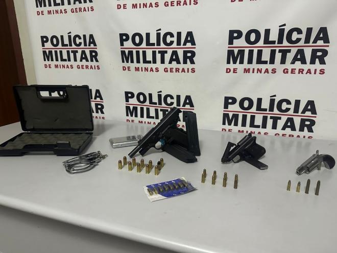 As armas apreendidas pelos policiais militares no bairro Ideal, em Ipatinga