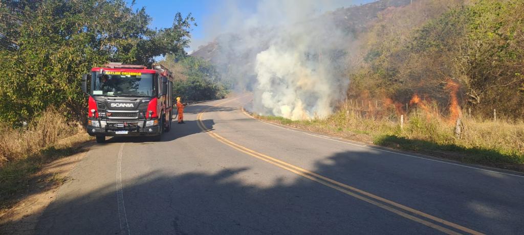 Equipe de bombeiros combate incêndio à margem da MG-759, perto de Pingo-d´Água