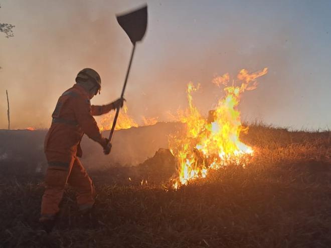 Bombeiro usa abafador na luta contra as chamas provocadas por mais um incêndio criminoso na região 