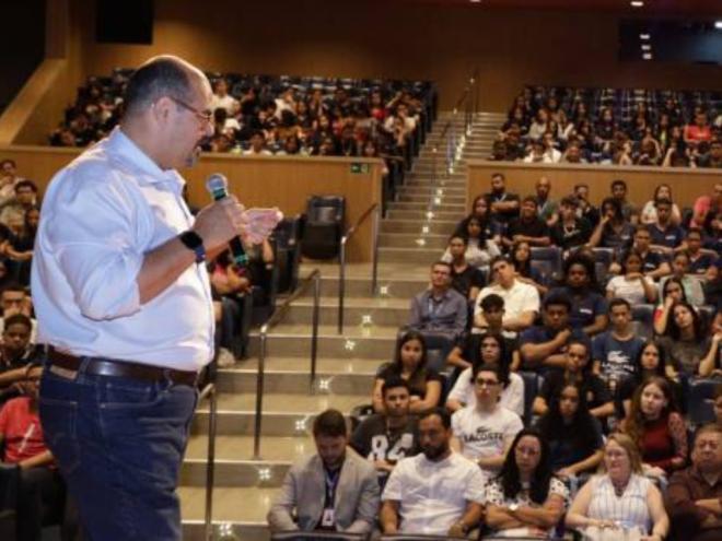 Além de palestra para 170 alunos em Sete Lagoas, ele esteve em Jequitibá, também na região Central, para vistoriar obras de escola que conta com recursos do projeto Mãos Dadas