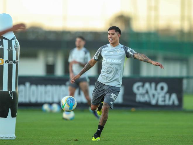 Recuperado de lesão, meia Zaracho volta a ser relacionado para um jogo do Galo