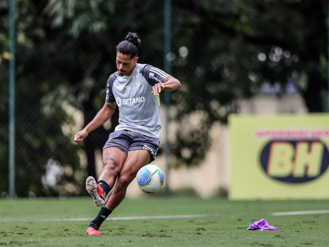 Uruguaio preferiu permanecer no Atlético 