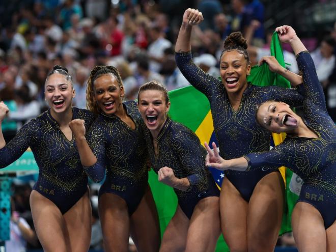 O Brasil ganha a medalha de bronze pela equipe geral da ginástica artística: Jade Barbosa, Lorrane Oliveira, Júlia Soares, Flávia Saraiva e Rebeca Andrade!