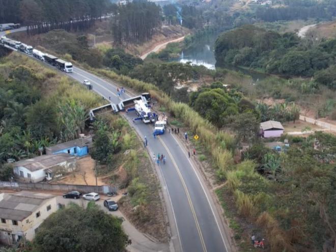 BRE-381 ficou fechada neste trecho em Nova Era desde as 15h30 de terça-feira 