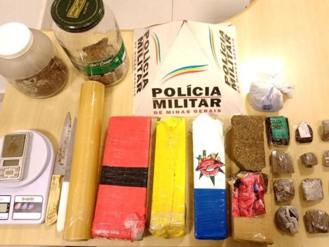 Produtos apreendidos, na casa da namorada do traficante, no Iguaçu, e na residência alugada por ele no Veneza 