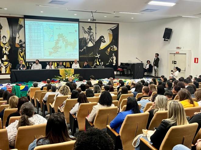 Docentes de cidades mineiras impactadas pelo rompimento da barragem de Fundão receberam formação para abordar com cerca de 120 mil alunos temas como processos de revitalização, barragens e mineração
