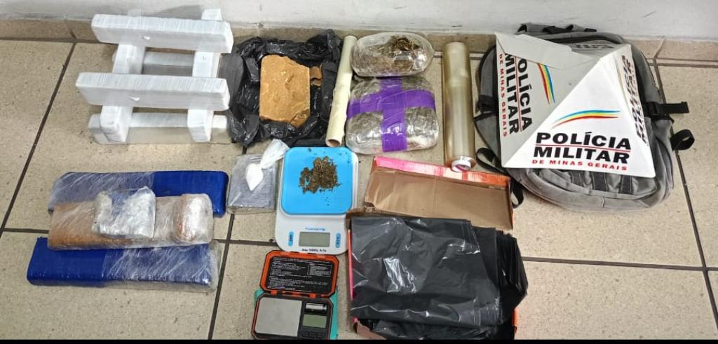 Barras de maconha, crack, porção de skunk e outros produtos relacionados ao comércio de entorpecentes foram recolhidos em barraco abandonado 