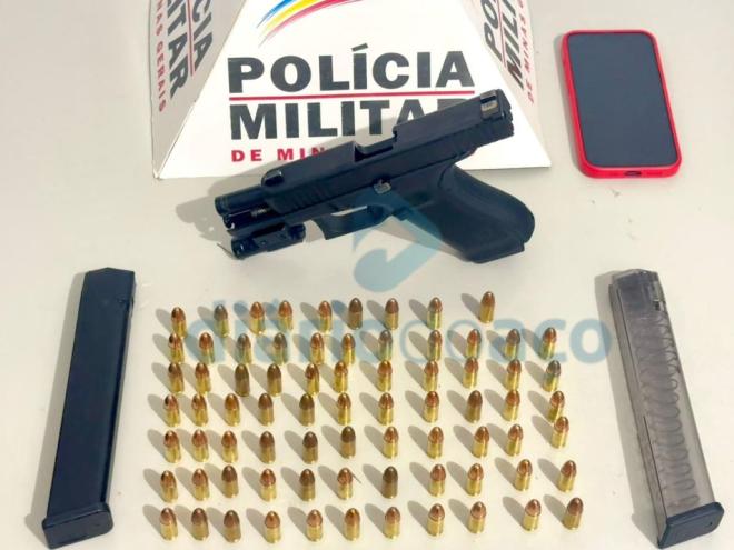 A pistola de calibre 9 milímetros e a munição que foram apreendidas durante o cerco da PM
