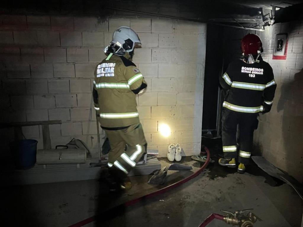 Equipes dos bombeiros atuaram para apagar incêndio em residência e danos estruturais serão avaliados pela Defesa Civil nesta sexta-feira 