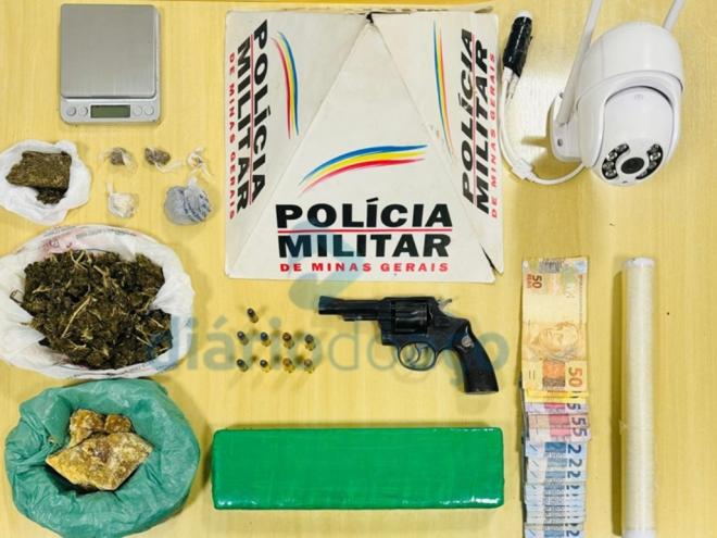 Os policiais apreenderam porções de crack, maconha e de skunk, a chamada super-maconha, e ainda um revólver de calibre 32