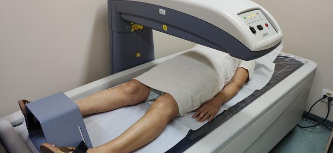O aparelho de densitometria óssea permite o diagnóstico de osteopenia e osteoporose