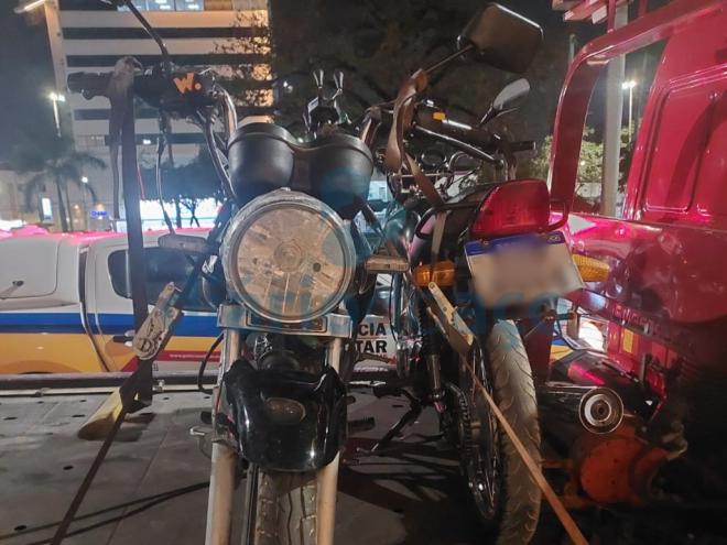 A moto produto de furto foi apreendida junto com outra motocicleta pilotada por um adolescente