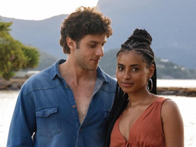 O ator Chay Suede e a estreante no horário nobre, Gabz