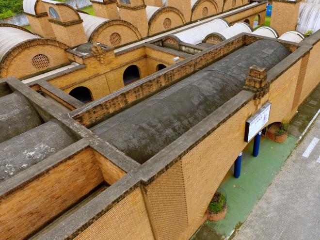 A construção do prédio data entre 1984 e 1985, a pedido da administração municipal da época, para funcionar como escola pública
