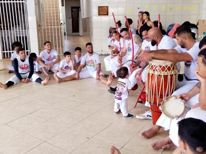 A capoeira é utilizada para atender a comunidade com aulas, campanhas e serviços sociais 