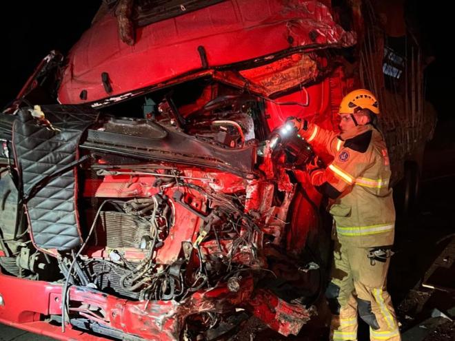 Bombeiros trabalham no resgate de caminhoneiro na BR-381 em Antonio Dias 