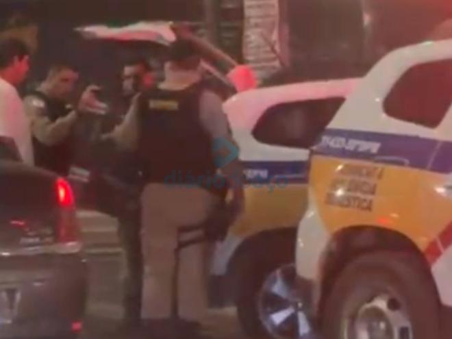 O momento que os PMs colocam o assaltante na viatura policial
