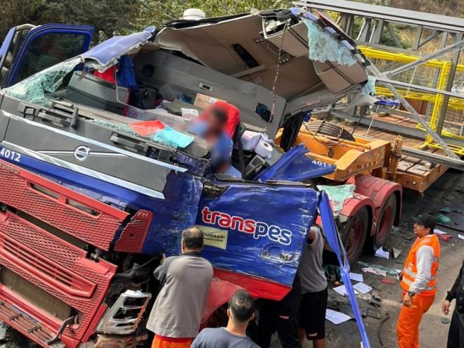 O motorista do caminhão teve ferimentos graves