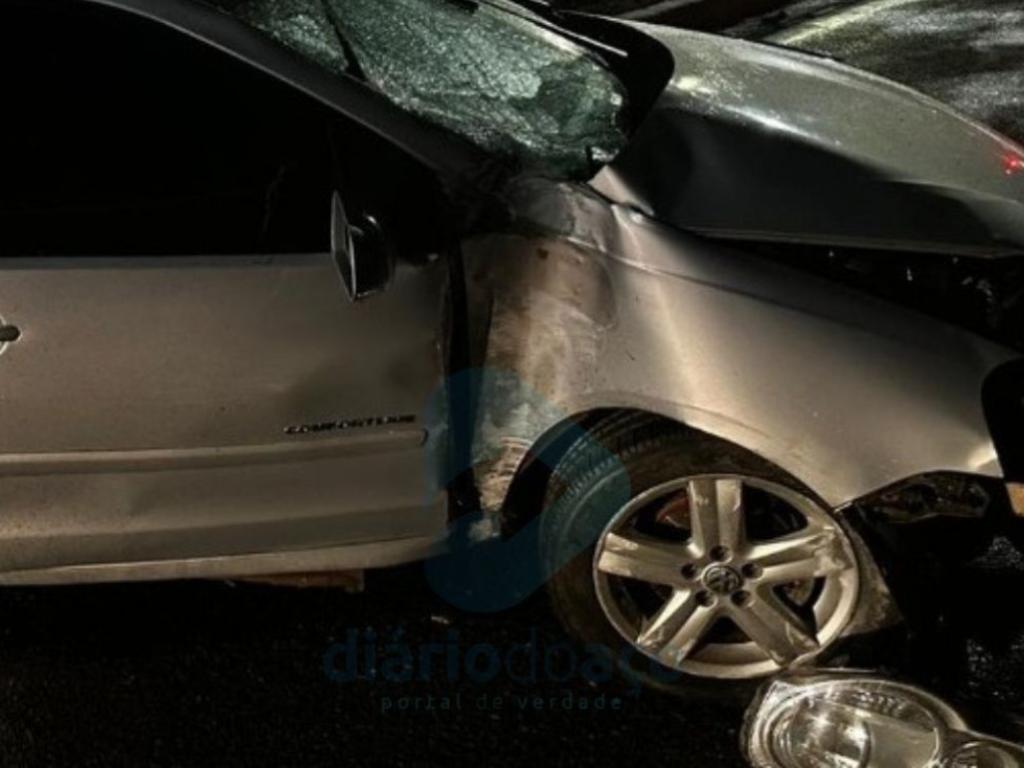 Carro ficou com parte da frente danificada