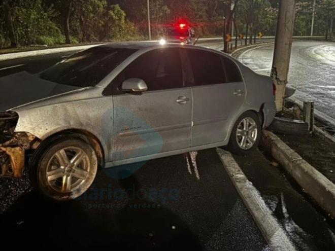 Motorista alega que roda do veículo soltou e provocou o acidente