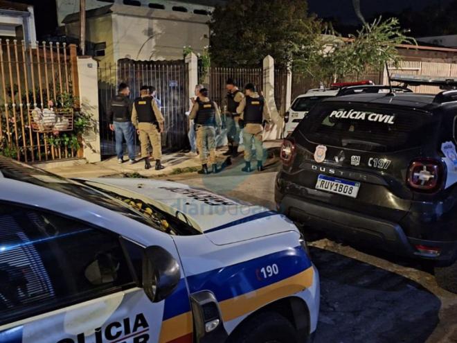 As equipes policiais estiveram na casa da vítima