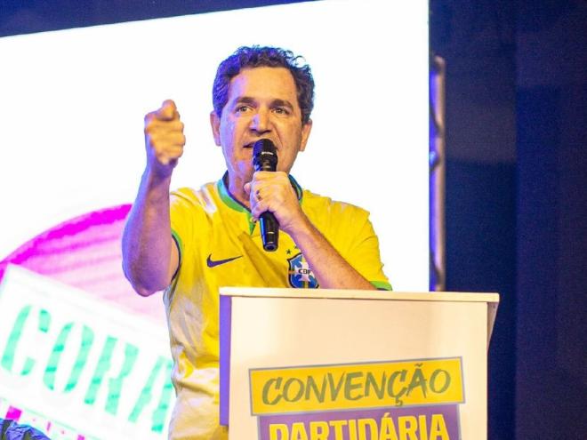 Durante o pronunciamento, Alex Diniz retirou a camisa com o logo do Republicanos