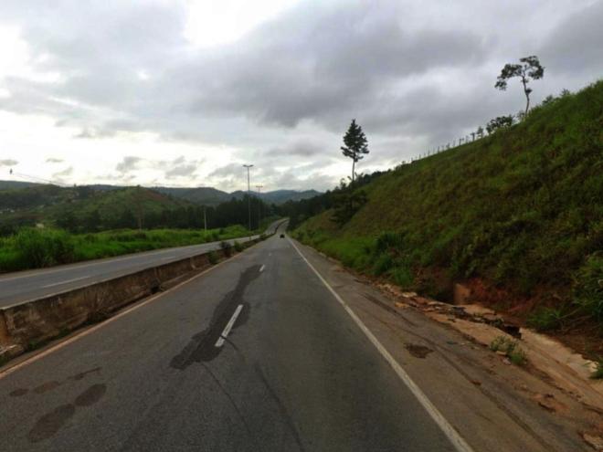 Trecho da BR-381 em Nova Era, próximo ao trecho onde seria iniciado o novo traçado, mais viável para duplicação